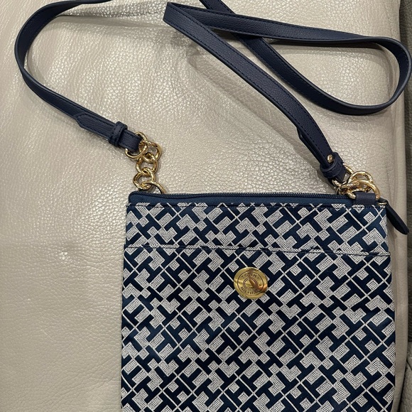 Tommy Hilfiger 10x10x2 “crossbody bag . Navy and gray with gold tone hardware - Picture 3 of 6